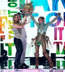 🎭✨ FROM SNL DISASTER TO MASKED TRIUMPH! Ashlee Simpson Wins ‘The Masked Singer’ 